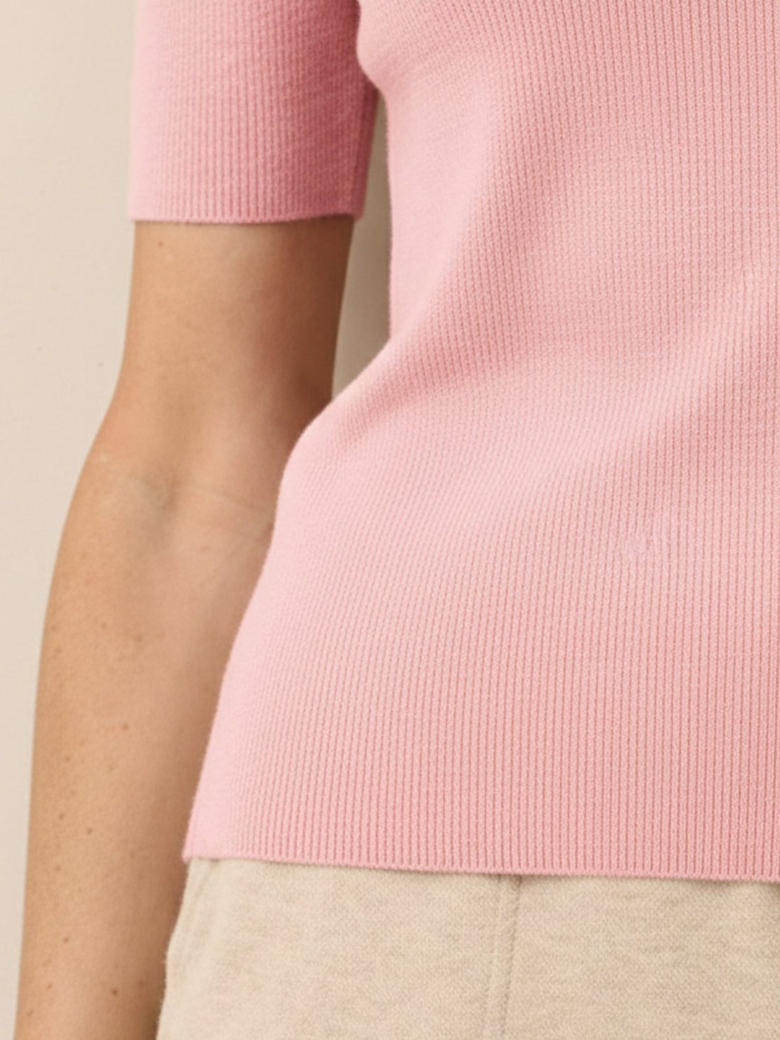 Slim-fit short-sleeve mock neck tee made of 100% Merino Wool, breathable and wrinkle-resistant