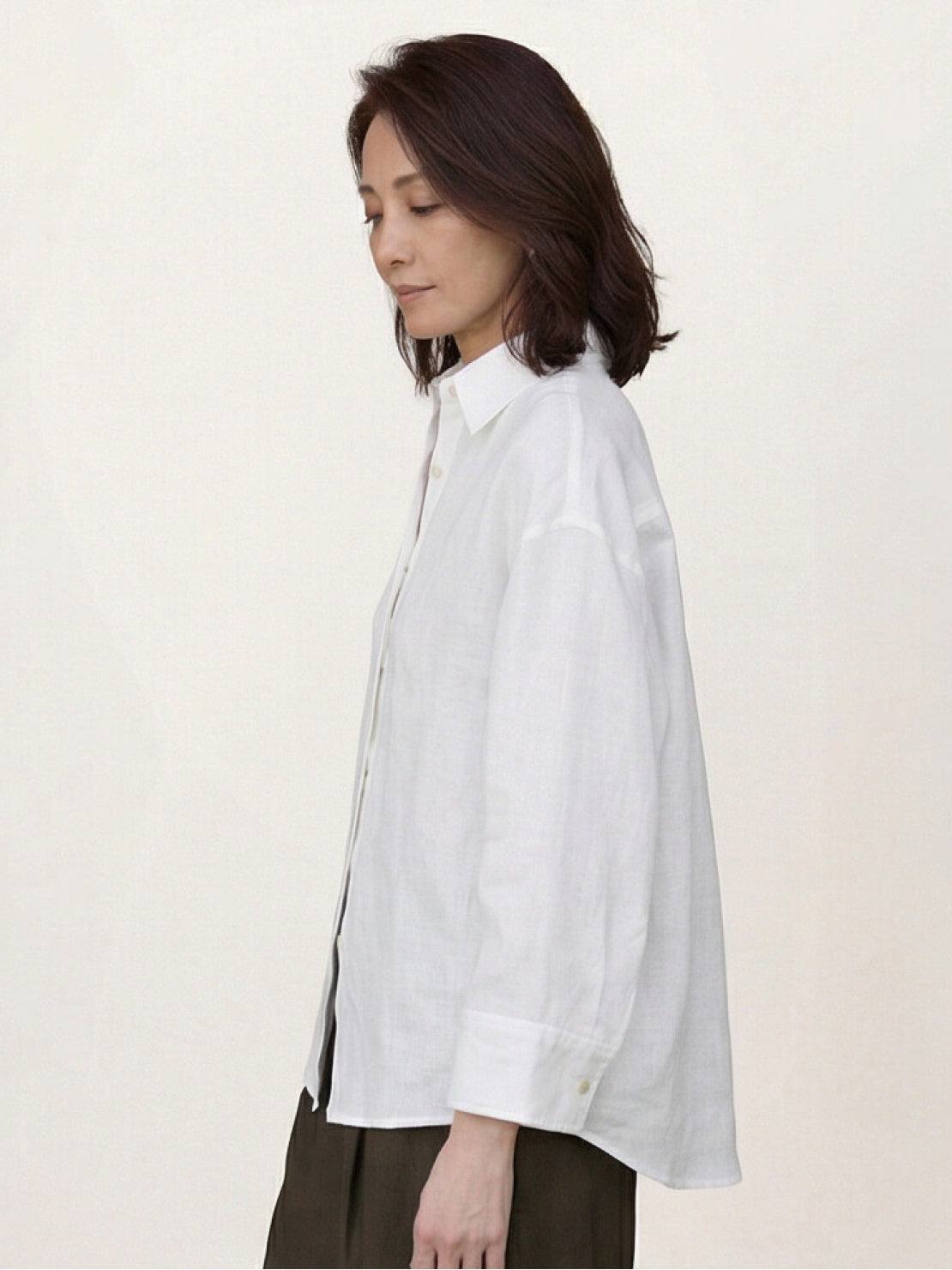 Loose-fit 100% linen dropped-shoulder shirt with long rollable sleeves and side slits