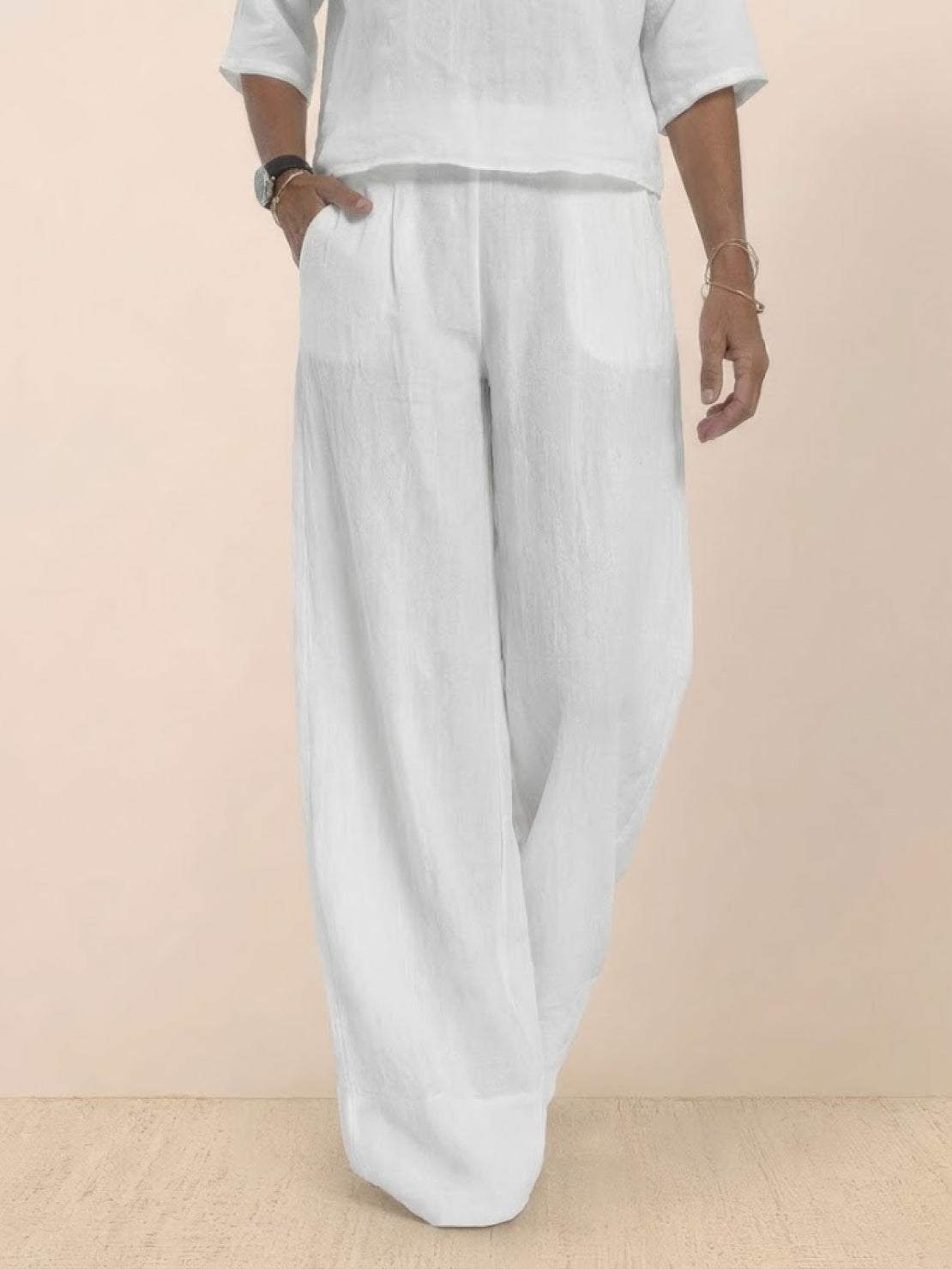 White short-sleeved pullover and wide trouser matching set in breathable cotton with deep pockets and loose fit.