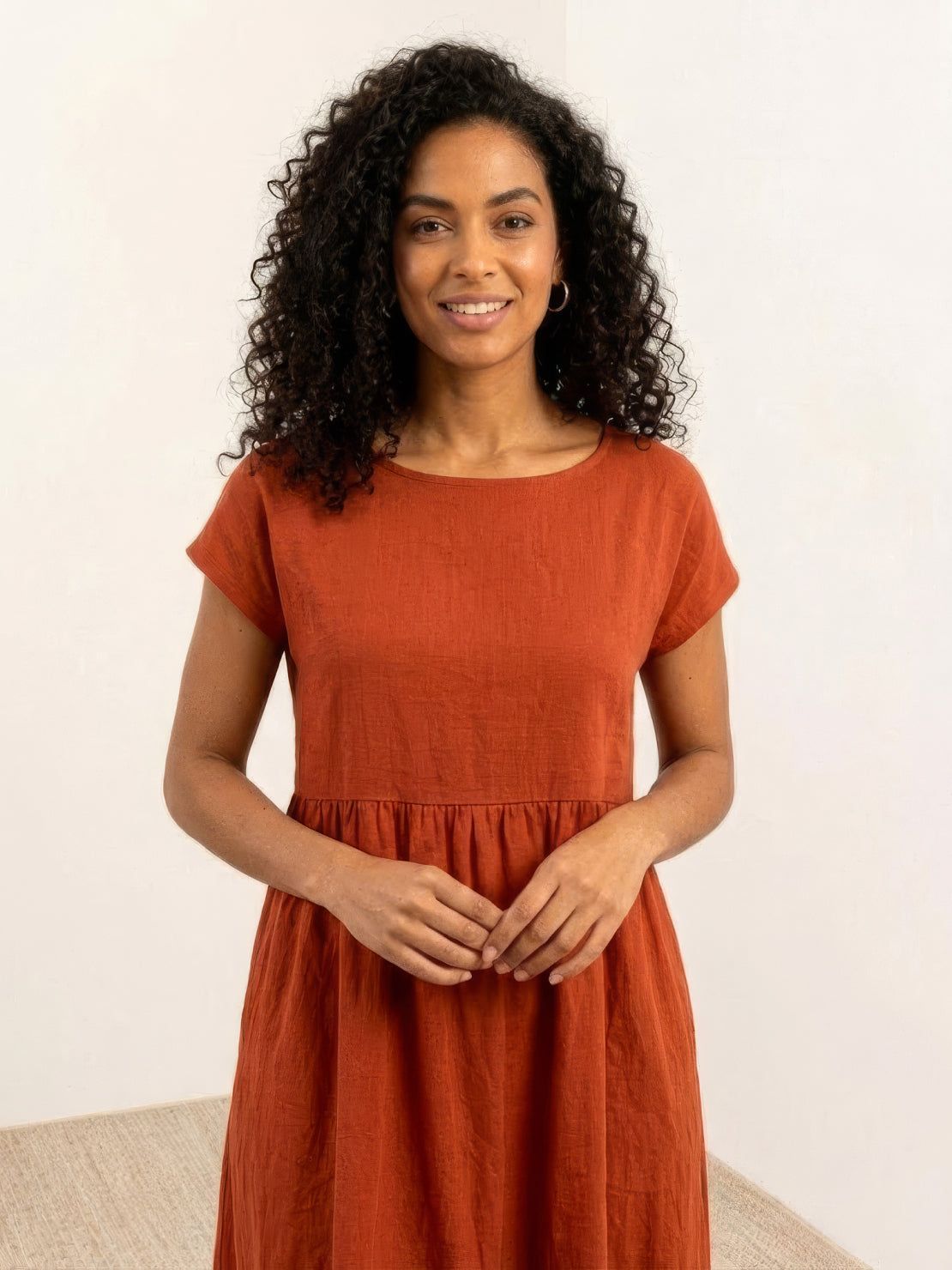 Capped-sleeve voluminous pleated midi dress with flowing skirt and pockets in solid color