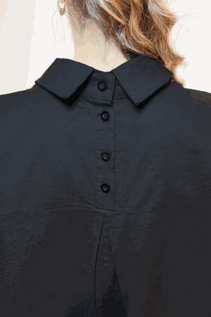 Close-up of the back collar and button details on the oversized linen blend shirt from the Oversized Linen Leaved-IN Set Lyss