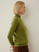 Lightweight 100% Italian cashmere sweater with mock-neck and regular fit for elegance and warmth