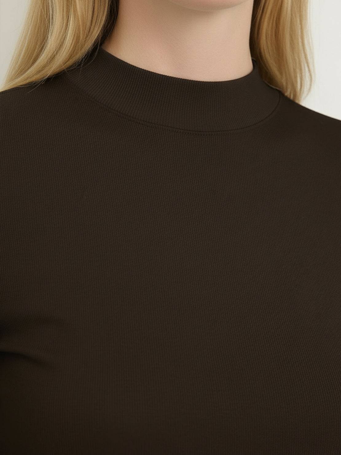Slim-fit short-sleeve mock neck tee made from 100% ultra-fine Merino wool, breathable and wrinkle-resistant