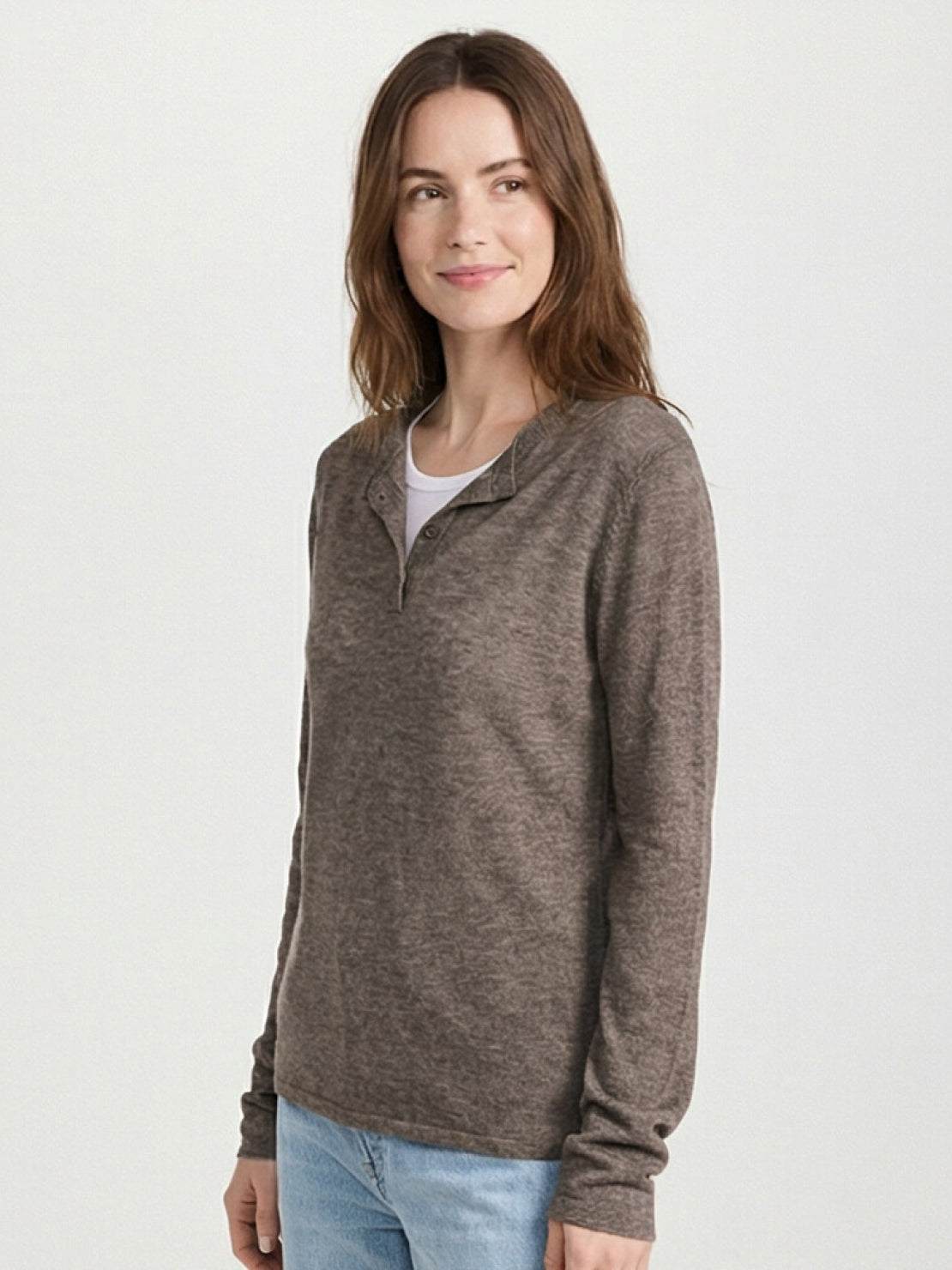 Organic linen Henley top in fine knit with relaxed fit and side slits, breathable and soft fabric.