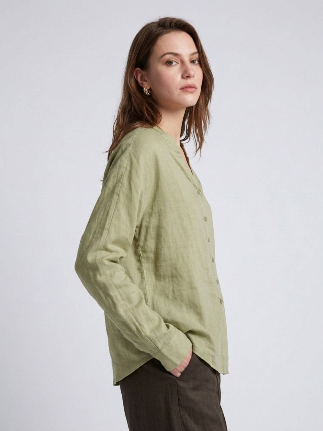 Lightweight 100% linen relaxed fit V-neck shirt with long sleeves and wide cuffs