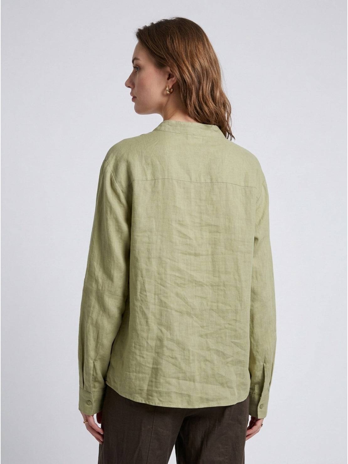 100% linen relaxed fit V-neck shirt with wide cuffs and curved hem