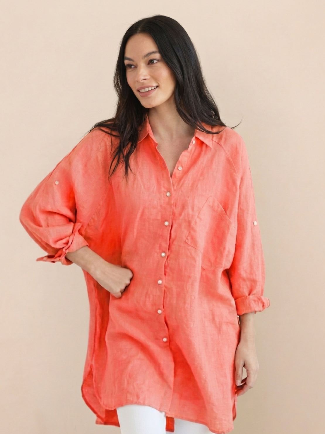 Oversized linen shirt in breathable cotton-linen blend with relaxed fit and back pleat details
