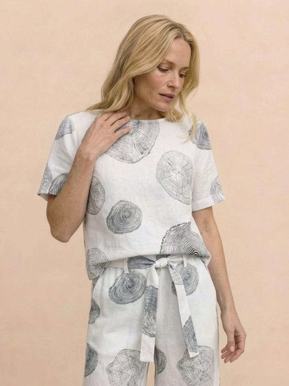Breathable cotton linen monochrome short-sleeve top with relaxed fit and natural texture